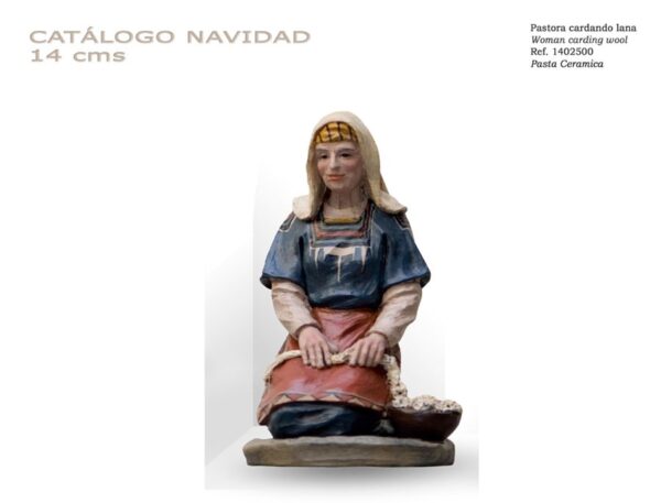Mujer cardando lana. 14 cm